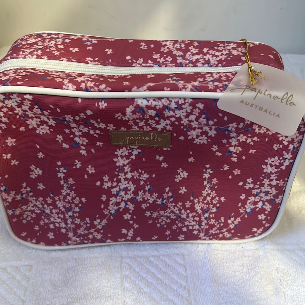 Papinelle makeup bag, can be hung.
